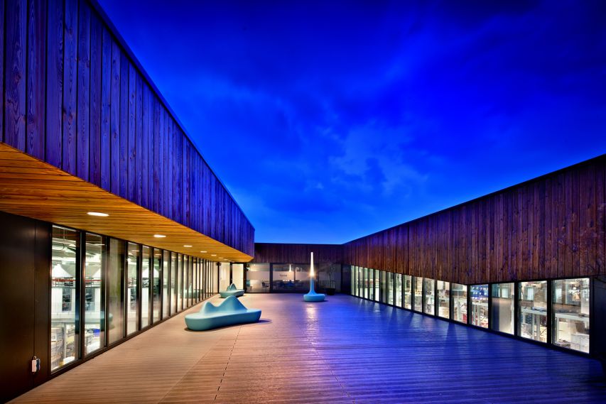 Juliette Bekkering Architects - Headoffice building Schuurman - nachtfoto patio