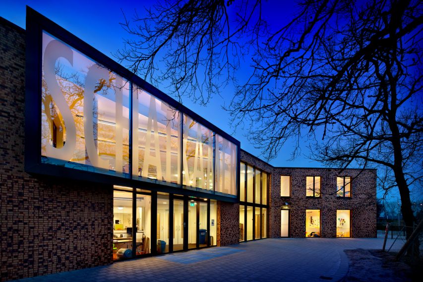 Juliette Bekkering Architects -school education Schatkamer - nachtfoto entree buiten